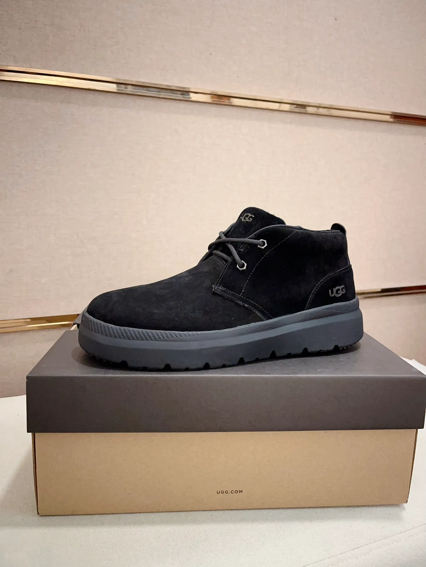 Men's shoes💰: 600💰(high-end goods) UGG❄️❄️Latest model 1:1⃣️quality, fabric: high-end quality first-layer cowhide imported from Europe. Lining: wool lining, sole: pure imported rubber foam outsole. ❤️High-end goods, fine workmanship, trendy and fashionable. The fit is very classy. If you know the goods, you will definitely not be able to refuse😍😍Code number: 41-45. Can be customized 46.47.